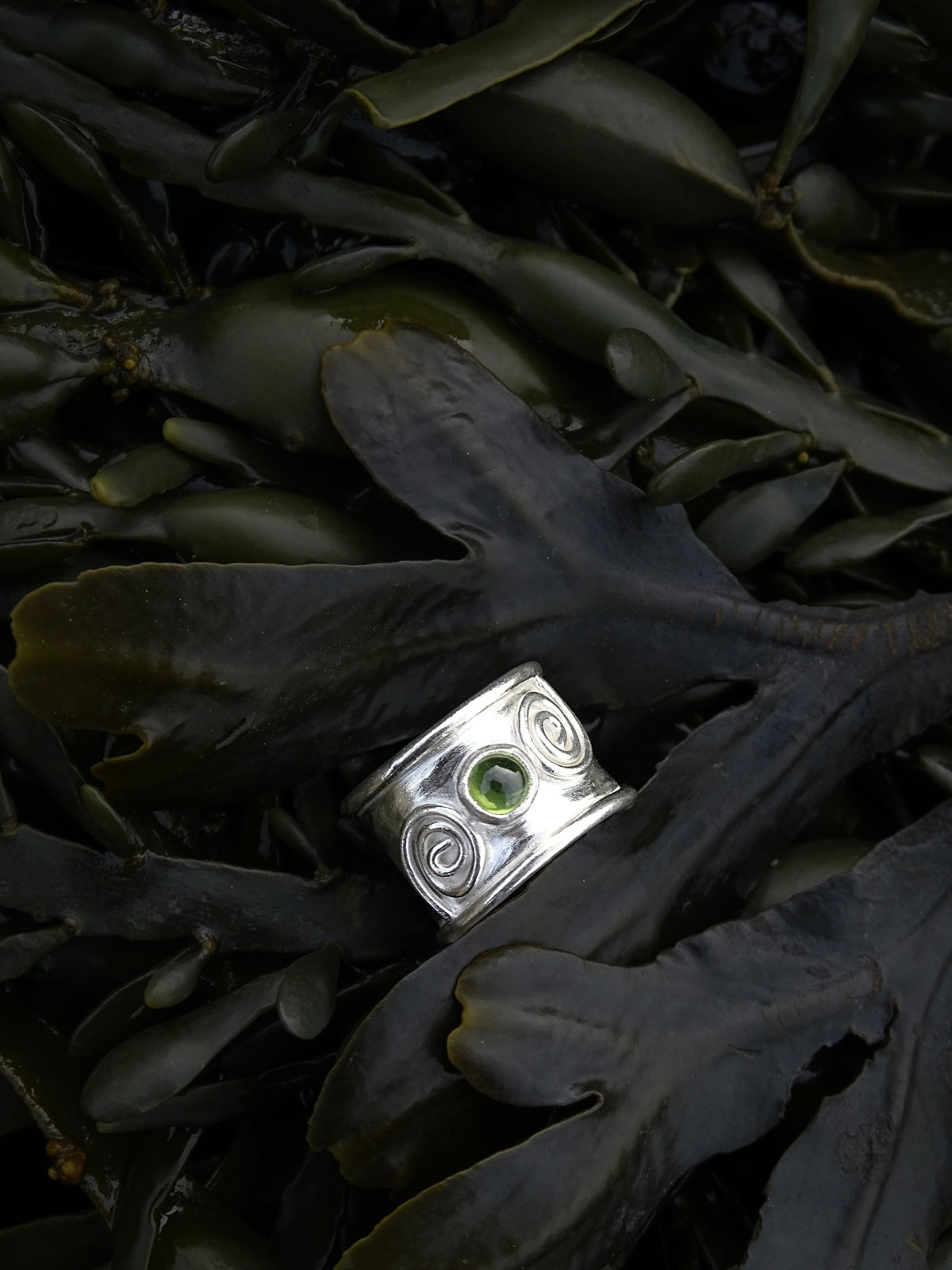 thick band peridot ring • size I/J
