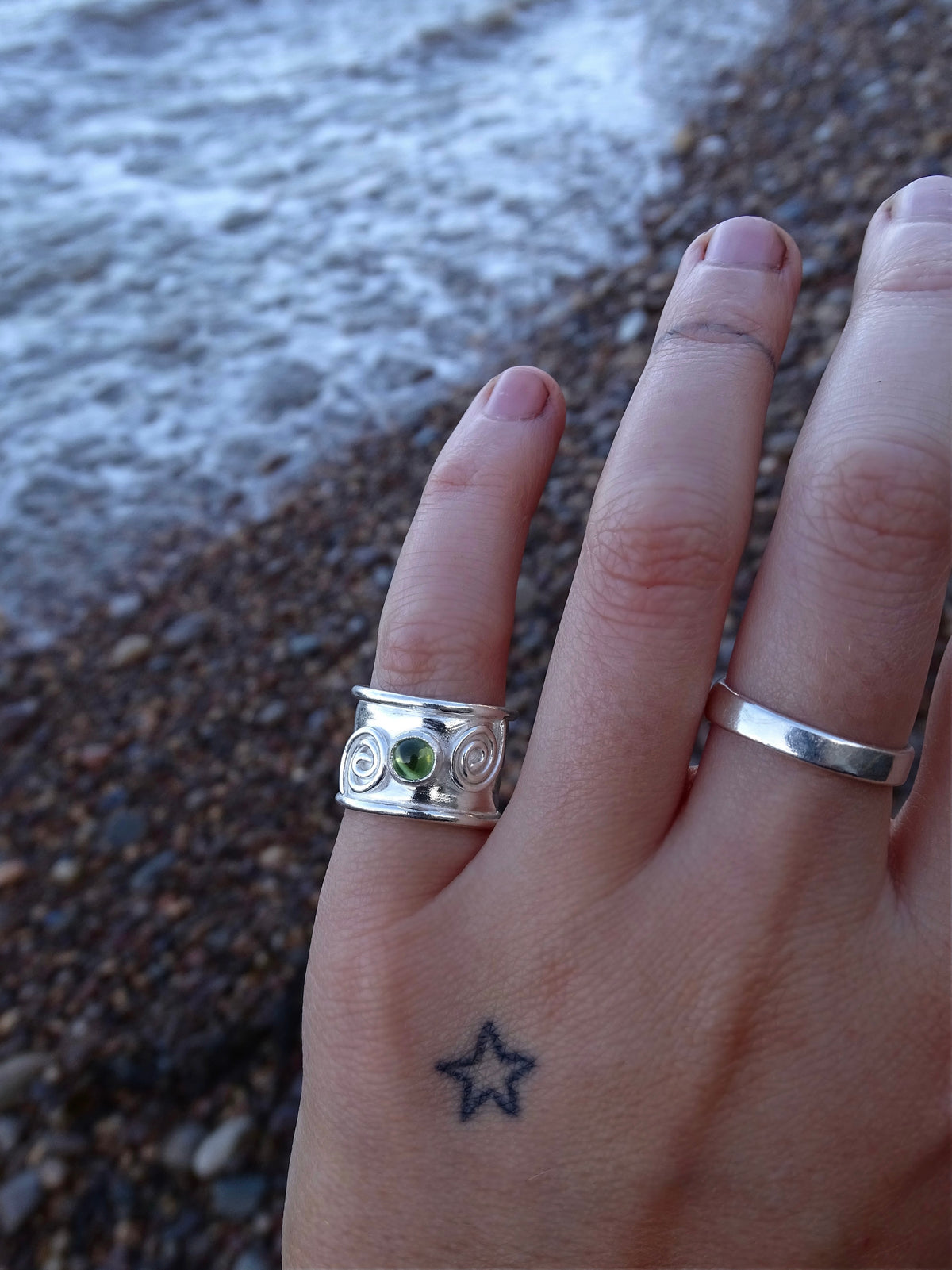 thick band peridot ring • size I/J